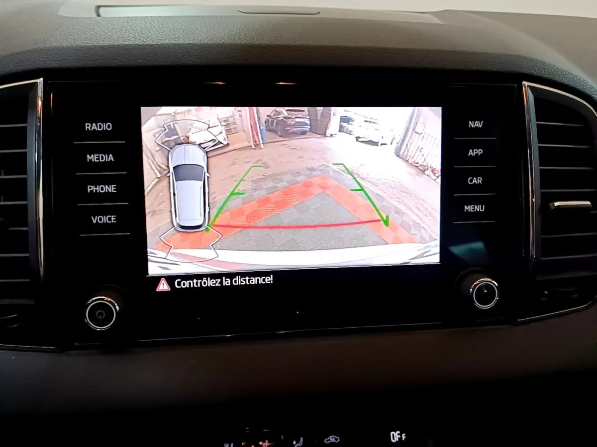 Écran tactile central du Skoda Karoq 2022 affichant la caméra de recul avec guidage de stationnement.