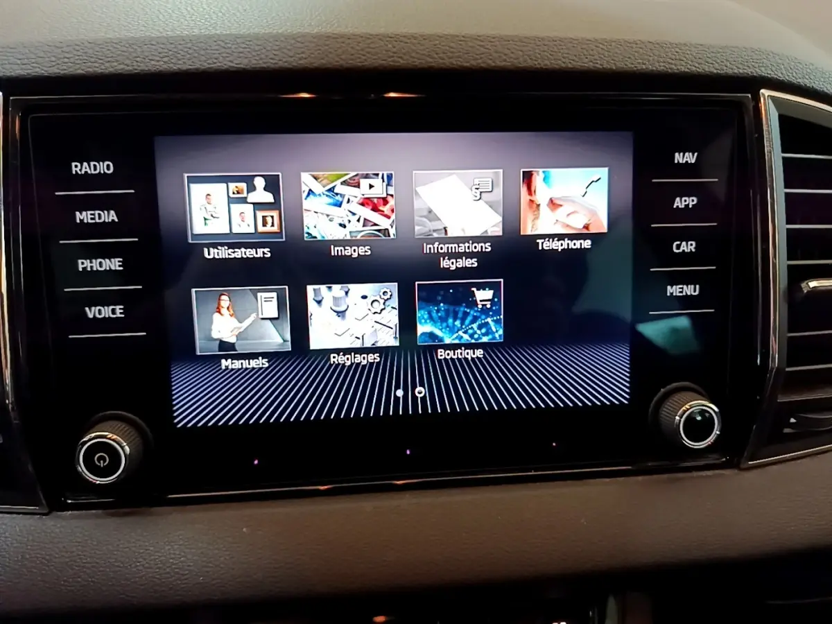 Écran tactile central du tableau de bord du Skoda Karoq 1.5 TSI Business, affichant le menu principal.
