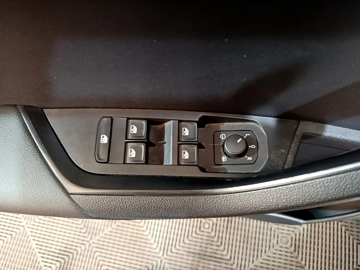 Commande des vitres électriques et réglage des rétroviseurs côté conducteur du Skoda Karoq 2022 gris clair.