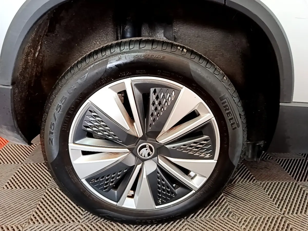 Gros plan sur la roue avant droite gris clair du Skoda Karoq 2022 avec jante alliage et pneu Pirelli.