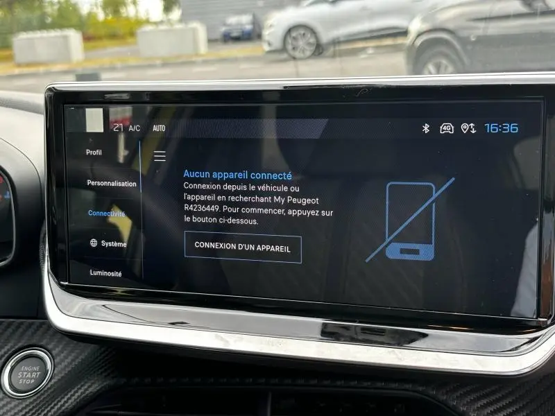 Écran tactile central du tableau de bord de la Peugeot 208 2024 affichant la connexion Bluetooth inactive.