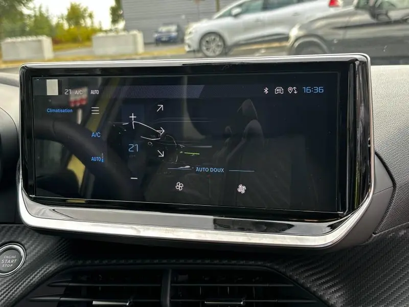 Écran tactile central du tableau de bord de la Peugeot 208 2024 affichant la climatisation en mode automatique.