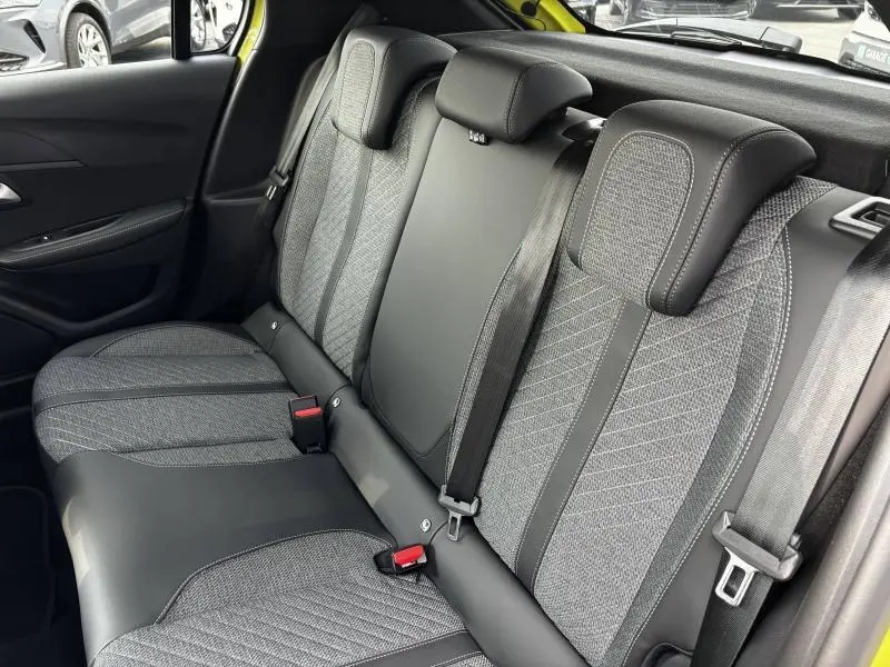 Vue intérieure côté droit des sièges arrière gris et noirs de la Peugeot 208 2024 finition Allure.