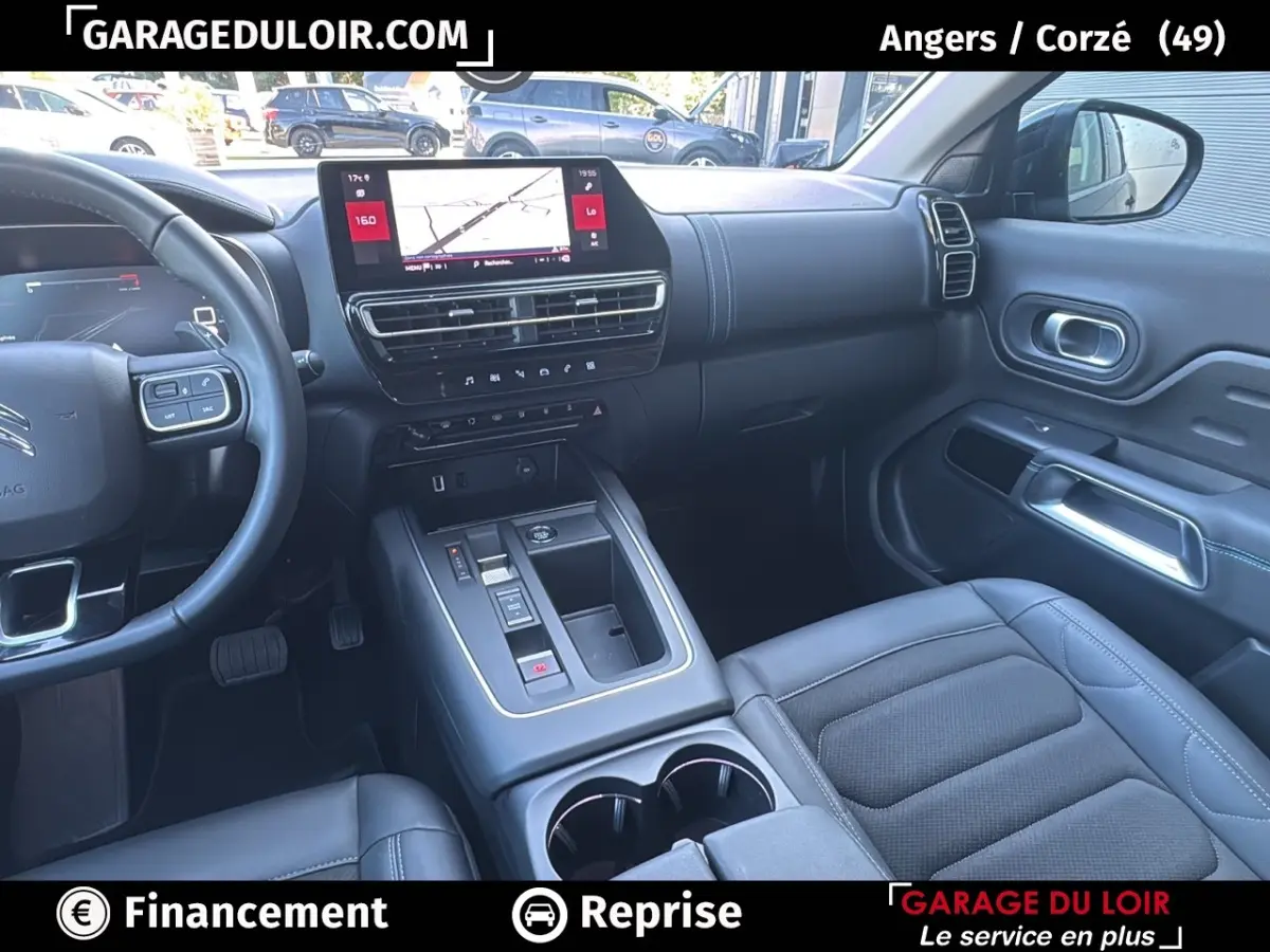 Vue intérieure côté passager du tableau de bord et console centrale noire du Citroën C5 Aircross 2025.
