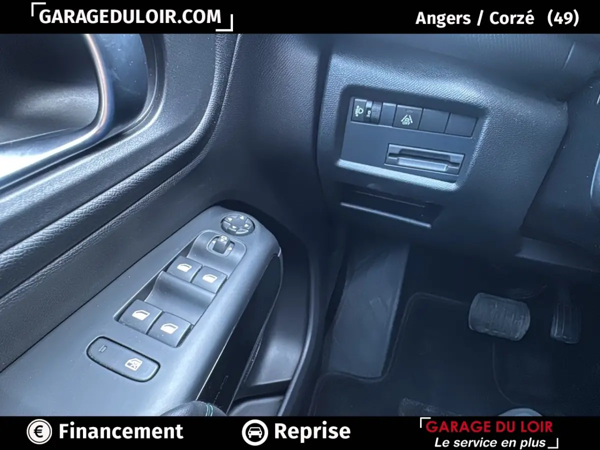 Gros plan sur les commandes de vitres et réglages des rétroviseurs côté conducteur d'un Citroën C5 Aircross noir 2025.