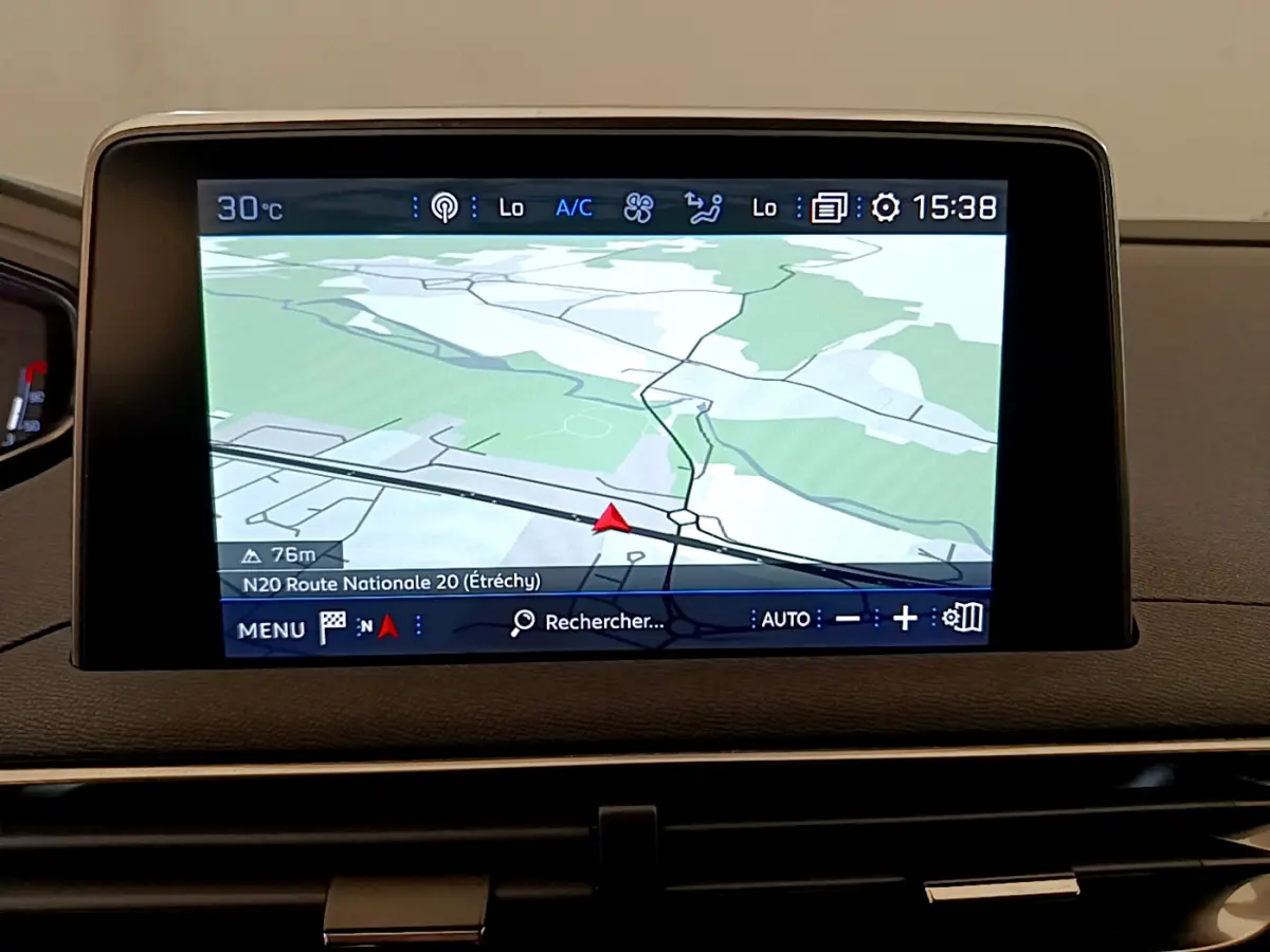 Écran tactile central affichant la navigation du Peugeot 3008 gris foncé, vue intérieure du tableau de bord.