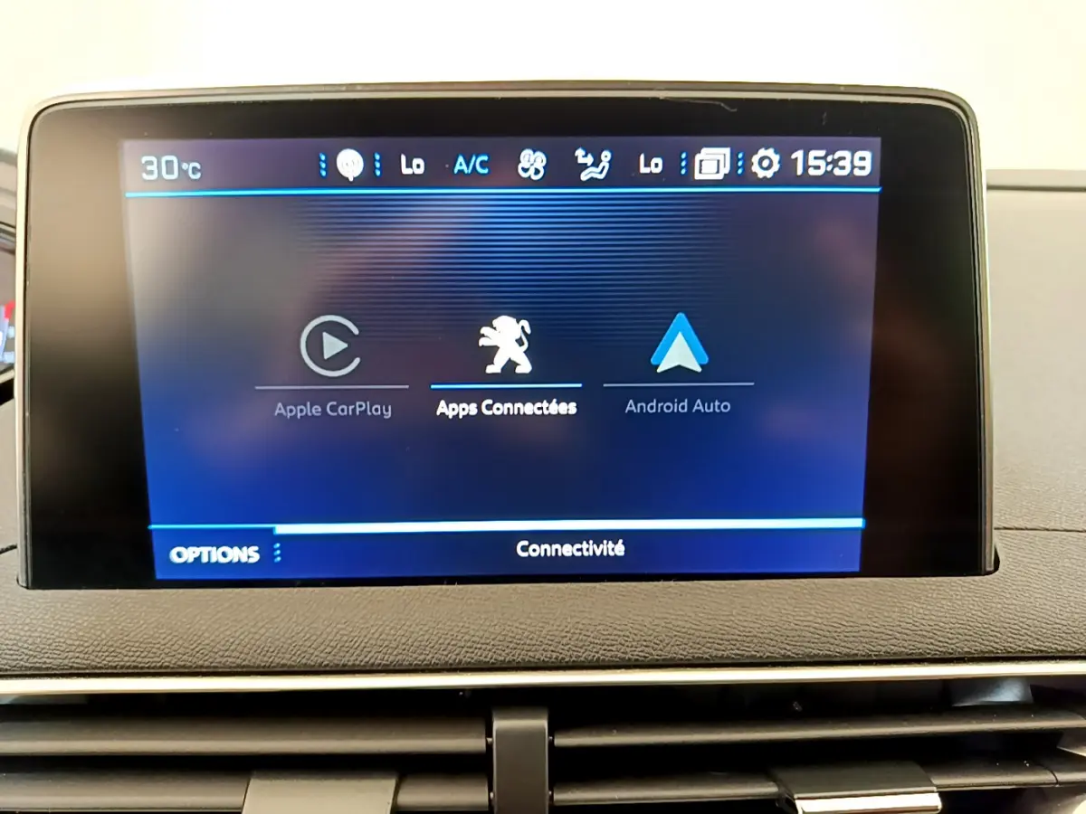 Écran tactile central du tableau de bord du Peugeot 3008 gris foncé, affichant les options Apple CarPlay et Android Auto.