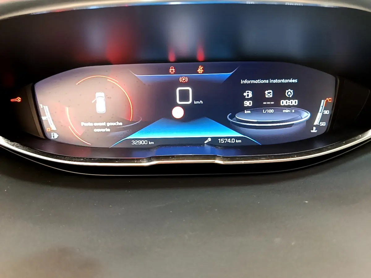 Affichage numérique du tableau de bord du Peugeot 3008 Puretech 130 S&S Active, avec informations instantanées et alertes ouvertes.