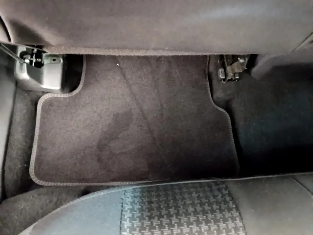 Vue rapprochée du tapis de sol noir côté passager arrière du Peugeot 3008 gris foncé, version Puretech 130 S&S ACTIVE.