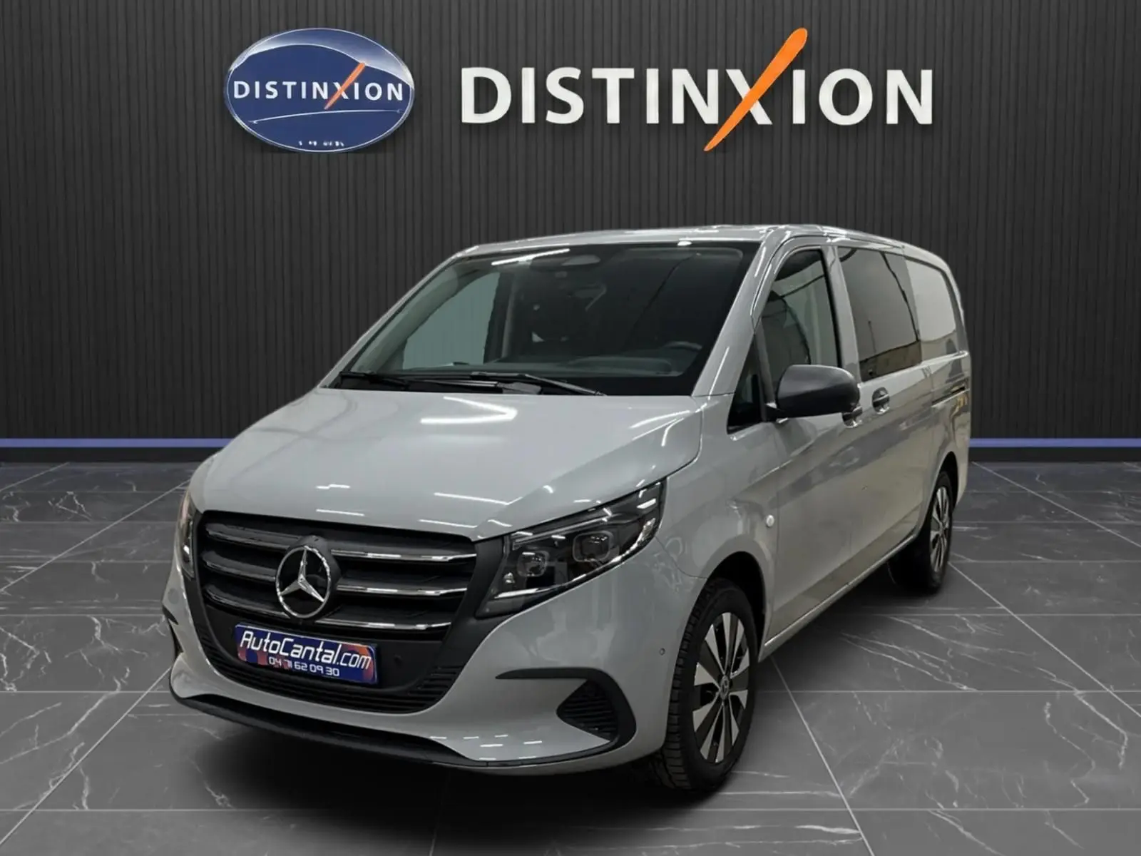 Vue 3/4 avant droite du Mercedes Vito Mixto gris alpin avec calandre noire et jantes stylisées.