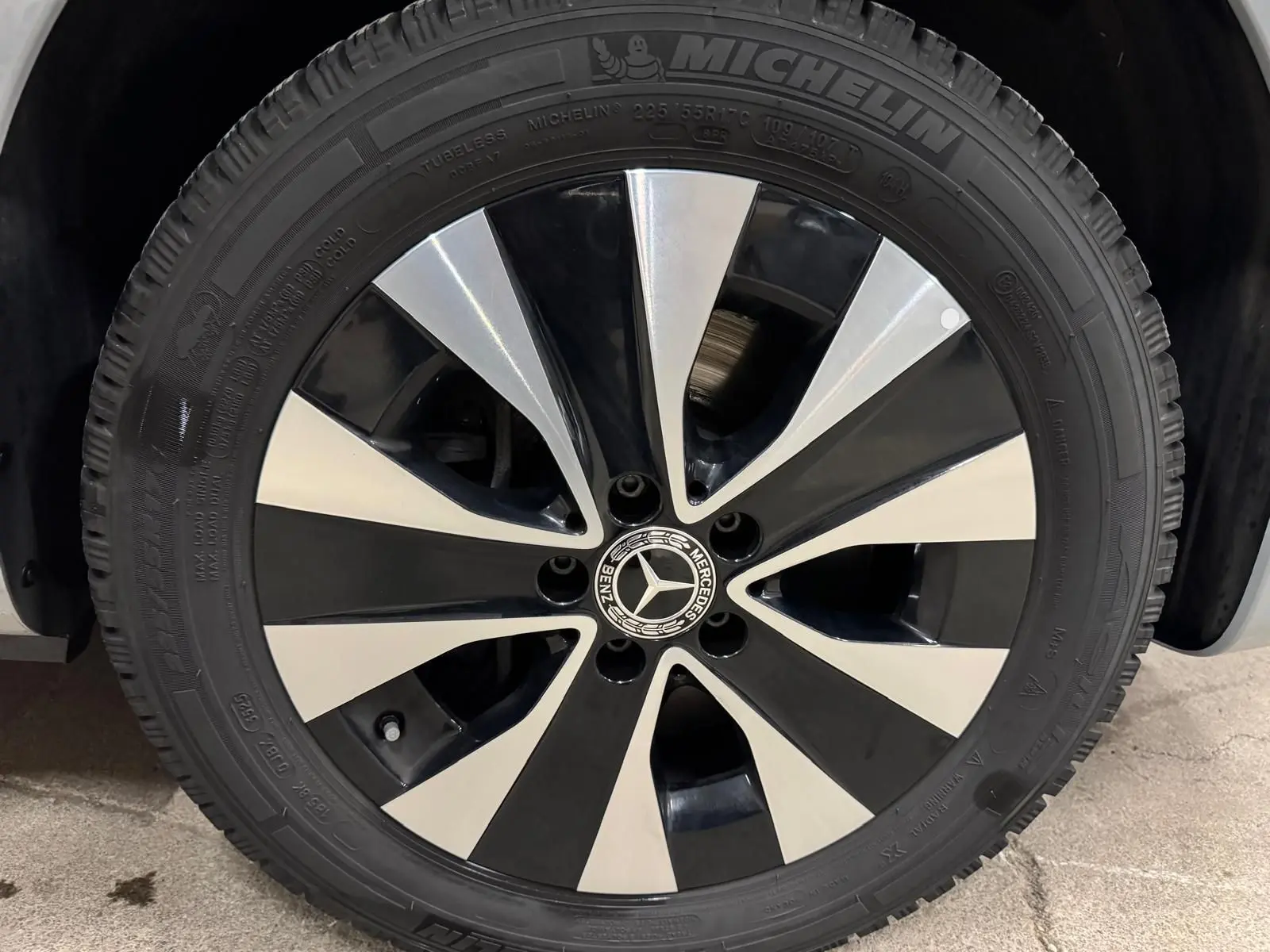 Gros plan sur la roue avant gauche du Mercedes Vito Mixto 2025 avec jante bi-ton noire et argent et pneu Michelin Alpin neuf.