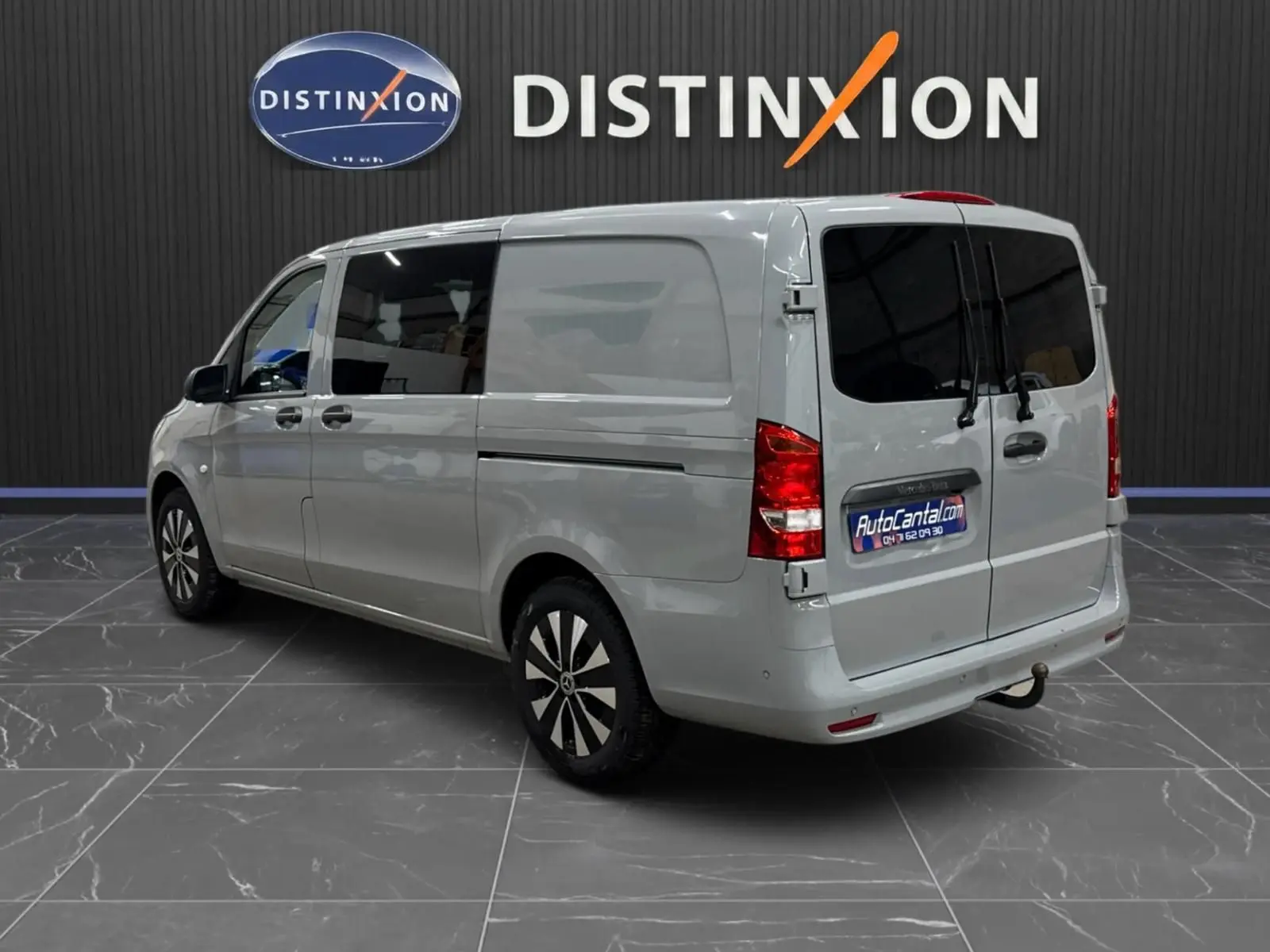 Vue 3/4 arrière droite d'un Mercedes Vito Mixto gris alpin avec double porte latérale et attelage fixe.