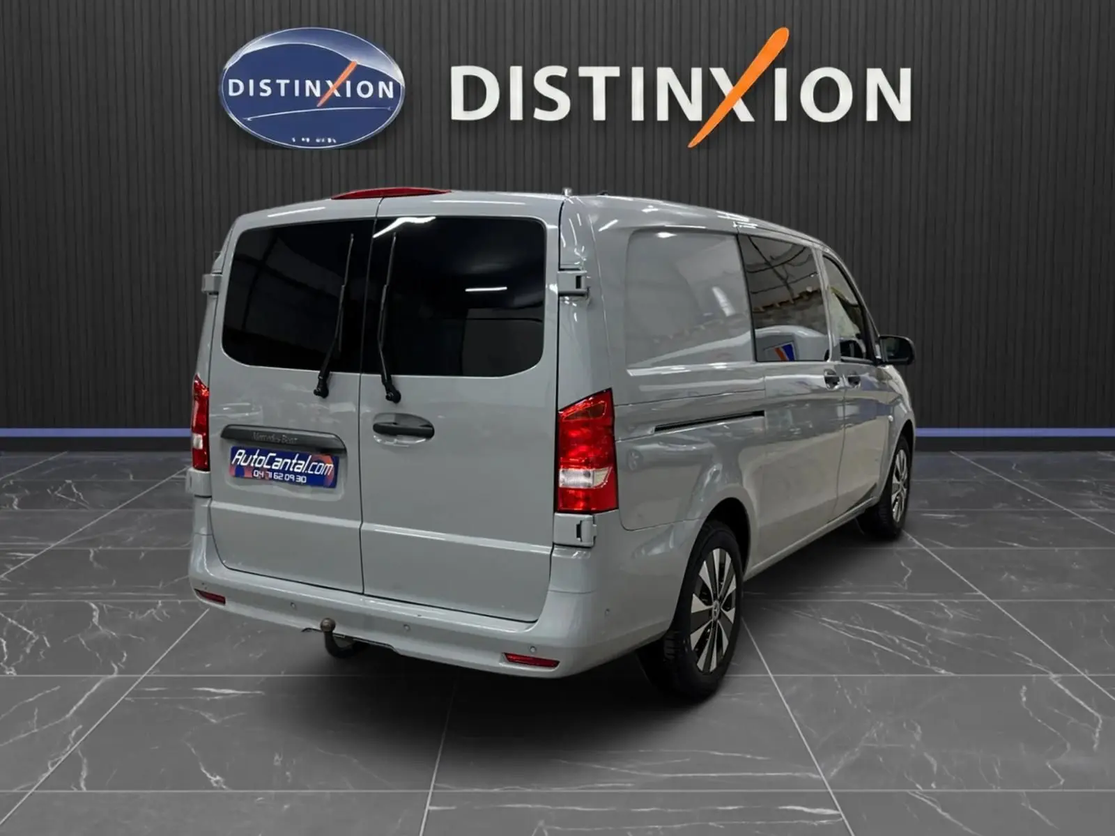 Vue 3/4 arrière droite d'un Mercedes Vito Mixto gris alpin avec portes arrière battantes et attelage fixe visible.