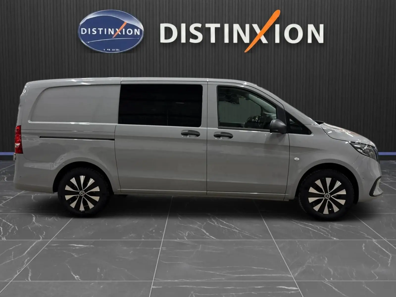 Profil droit du Mercedes Vito Mixto gris alpin avec portes coulissantes et jantes noires bicolores.