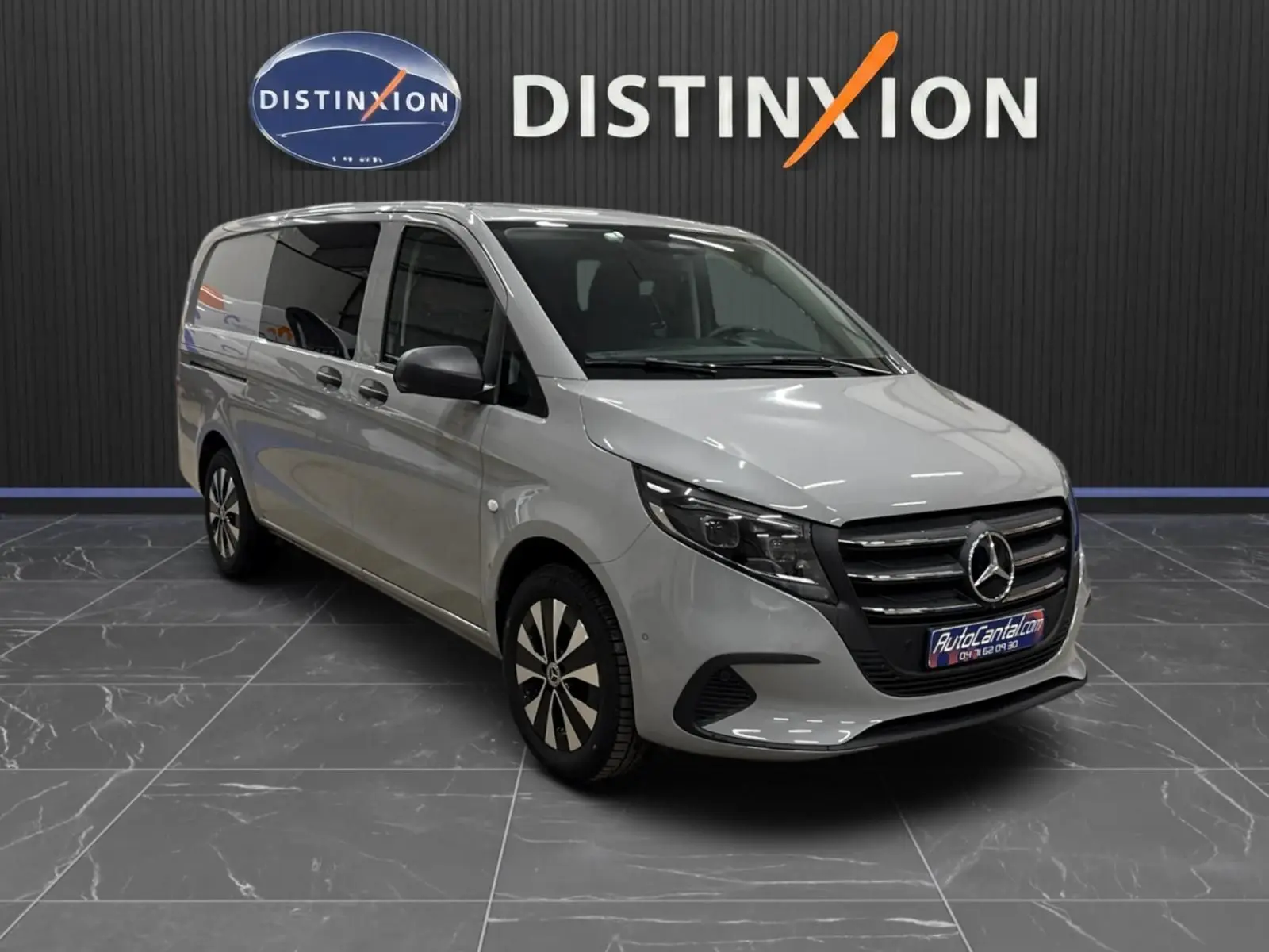 Vue 3/4 avant droit d'un Mercedes Vito Mixto gris alpin avec double porte latérale et jantes stylisées.