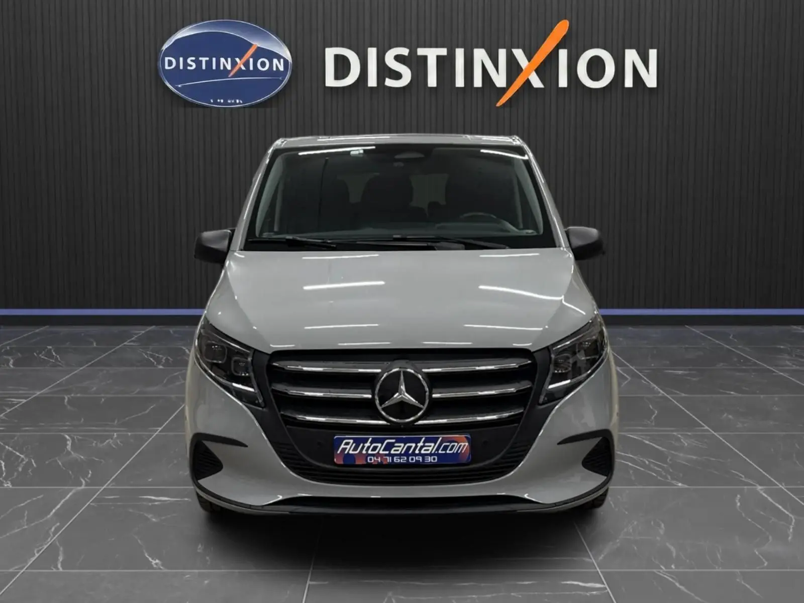 Vue avant d'un Mercedes Vito Mixto gris alpin avec calandre noire et logo étoile, sur sol carrelé intérieur showroom.