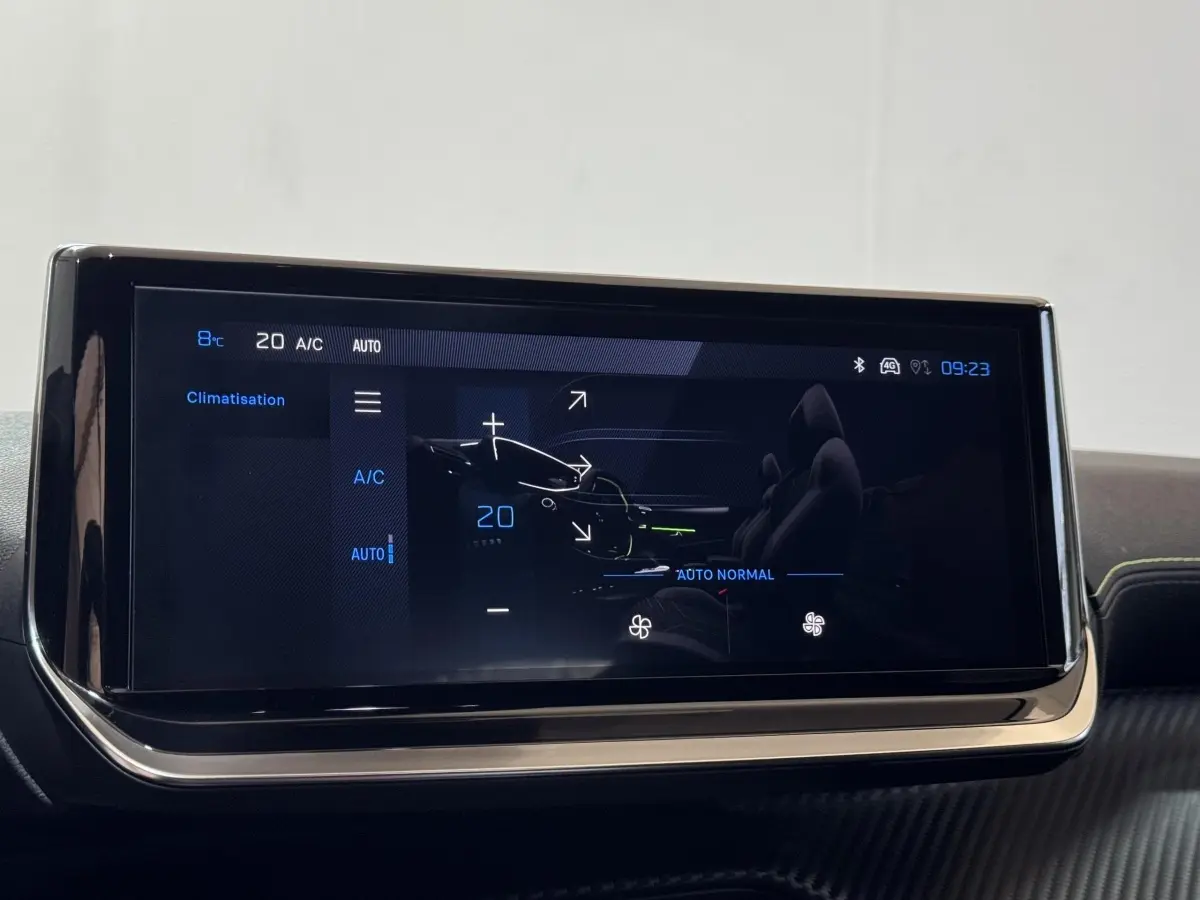 Écran tactile central affichant la climatisation à 20°C dans l'habitacle d'une Peugeot 208 Hybrid gris clair.