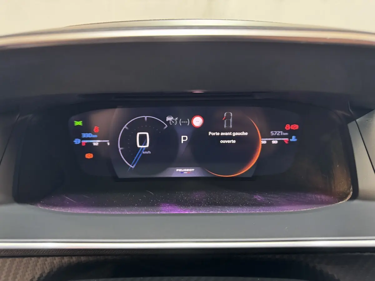 Affichage numérique du combiné instruments de la Peugeot 208 Hybrid 136 GT, indiquant porte avant gauche ouverte.
