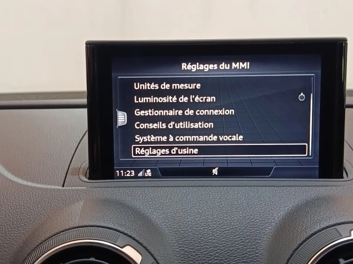 Écran central tactile affichant les réglages du MMI dans l’habitacle d’une Audi A3 35 TDI blanc, vue de face.