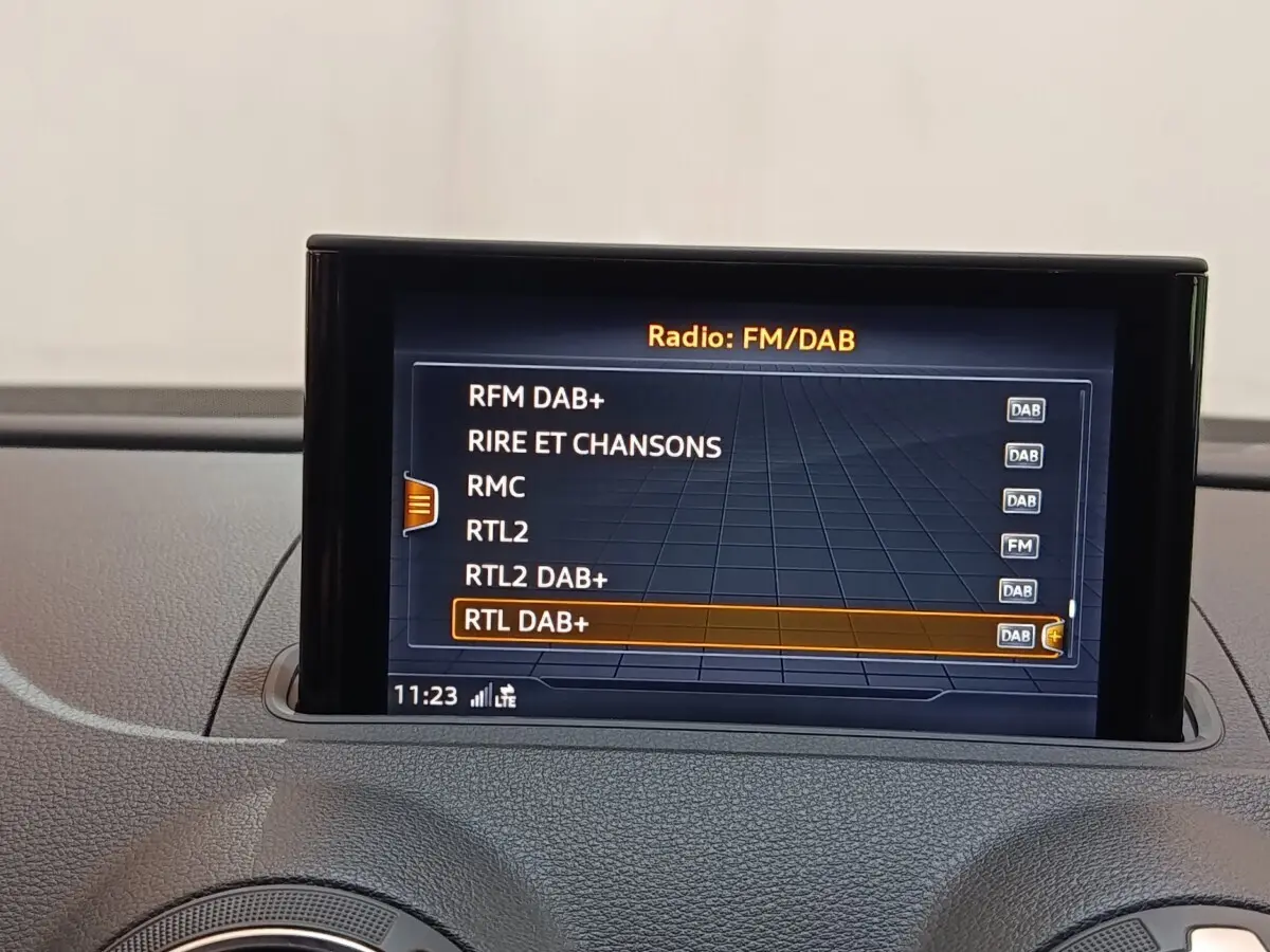 Écran tactile central affichant les stations radio DAB+ dans l’Audi A3 Business Line 2020.
