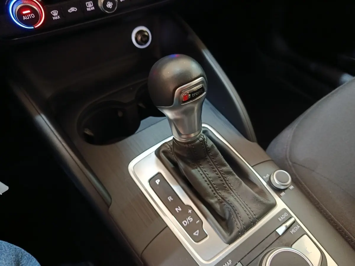 Le levier de vitesse automatique S tronic en cuir noir de l'Audi A3 Business Line 35 TDI, vue rapprochée intérieure.