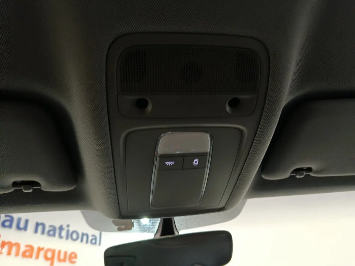 Vue intérieure du plafonnier avant de l'Audi A3 blanc 35 TDI 150 S tronic Business Line avec commandes d'éclairage intégrées.