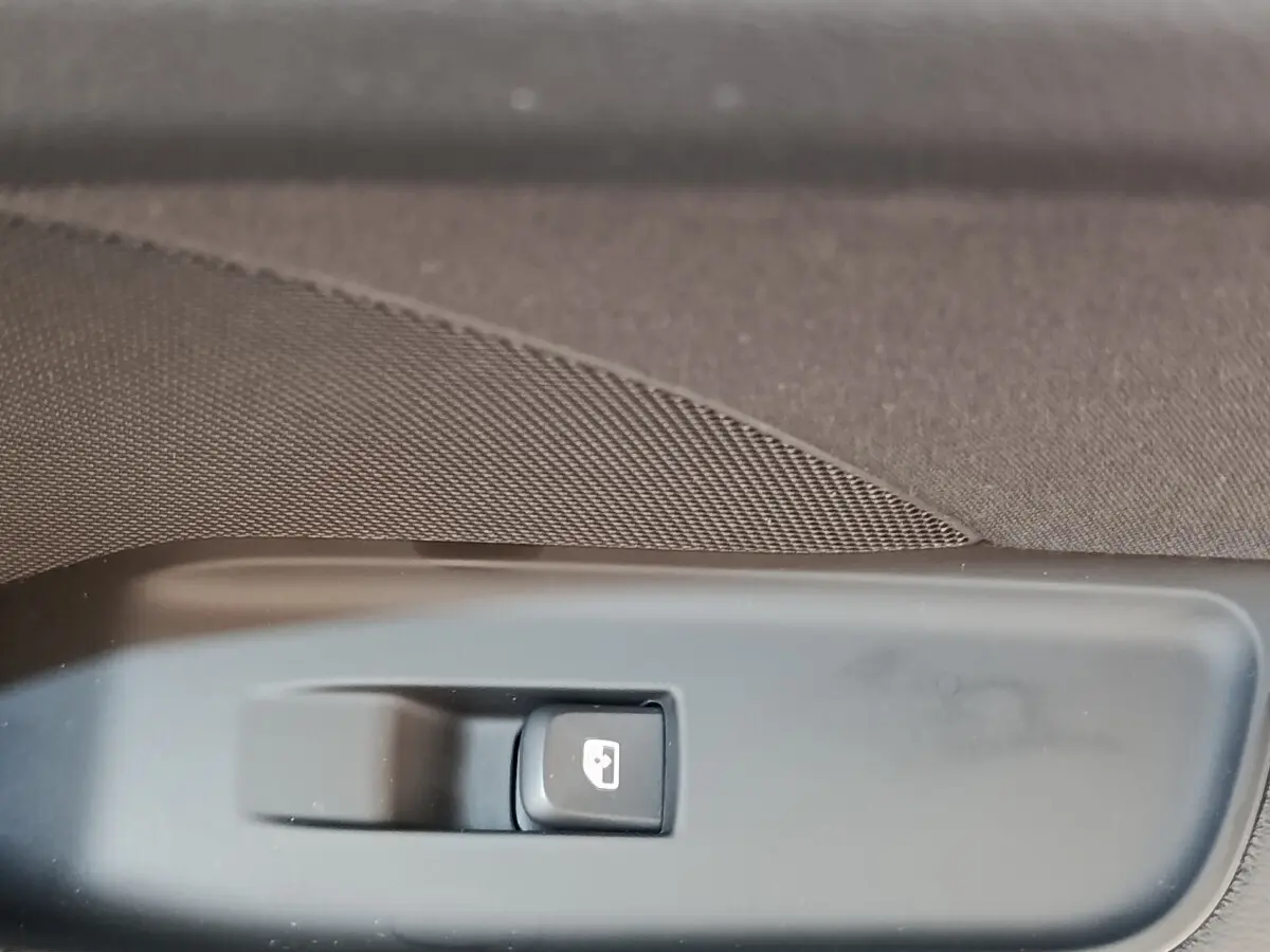 Bouton de commande de lève-vitre électrique sur panneau de porte intérieur noir, Audi A3 35 TDI 2020.