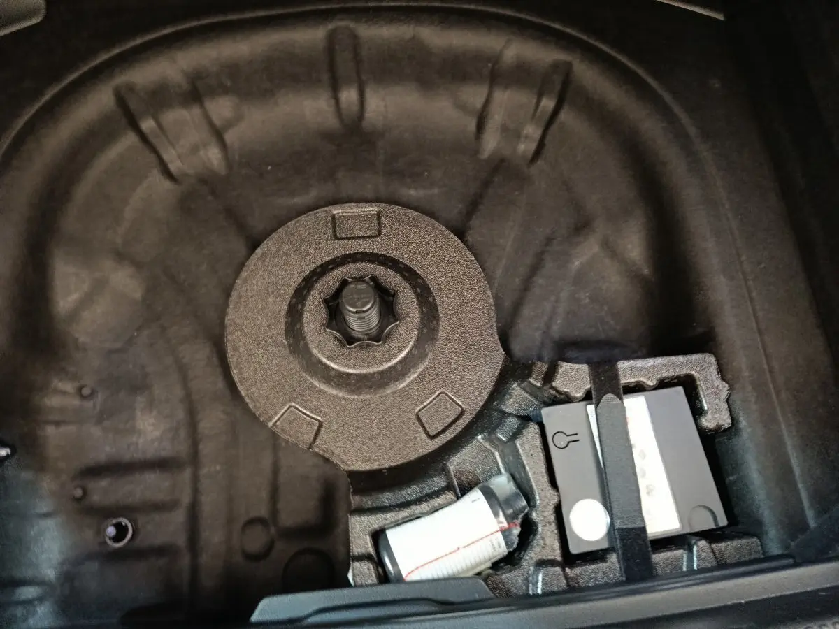 Coffre ouvert d’une Audi A3 35 TDI 150 S tronic Business Line 2020, vue plongeante sur espace de rangement noir.