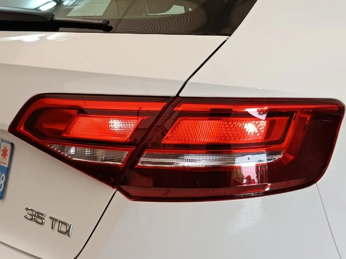 Gros plan sur le feu arrière droit rouge d’une Audi A3 blanche 35 TDI 150 S tronic Business Line de 2020.