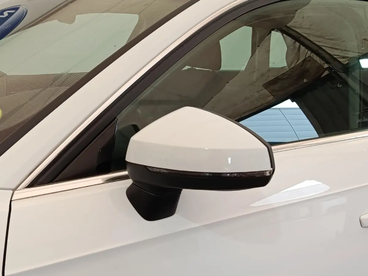 Rétroviseur côté gauche blanc de l'Audi A3 35 TDI 150 S tronic Business Line 2020, vue rapprochée sur la portière.