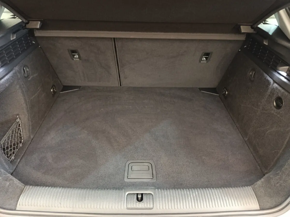 Vue intérieure du coffre spacieux et propre de l'Audi A3 35 TDI 150 S tronic Business Line, revêtement gris foncé.