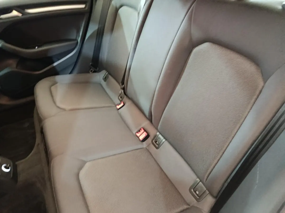 Vue intérieure côté droit sur la banquette arrière grise de l'Audi A3 35 TDI 150 S tronic Business Line.