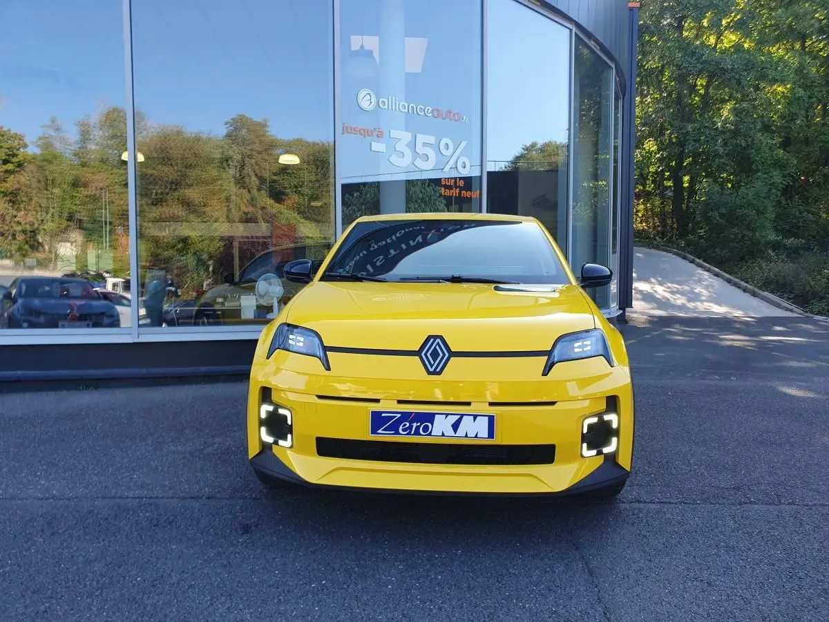Vue avant d’une Renault R5 E-TECH jaune Pop avec phares LED en forme de pupille et éclairage diurne carré.