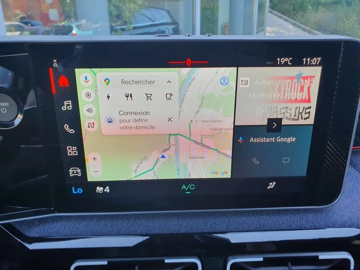 Écran tactile central de la Renault R5 E-TECH jaune Pop, affichant navigation et assistant Google.