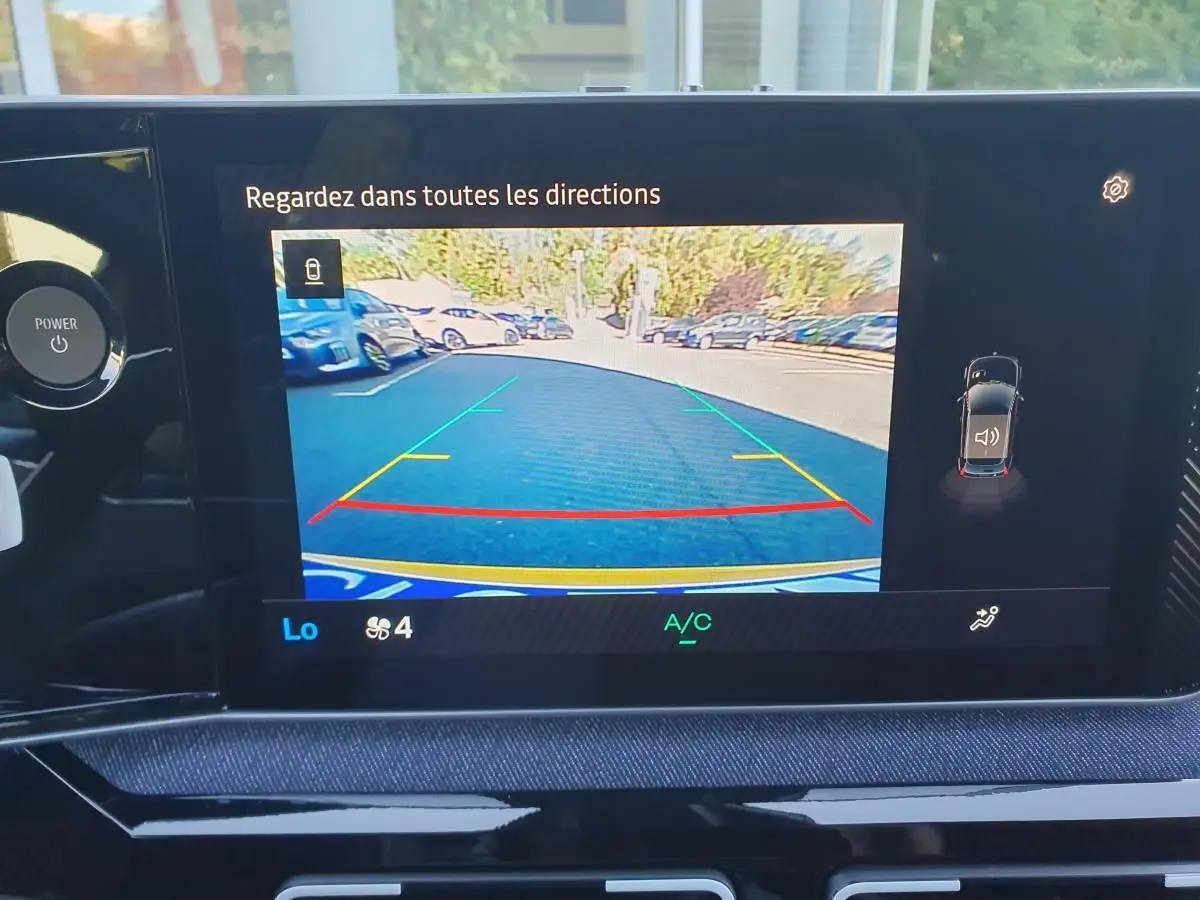 Vue de l'écran multimédia montrant la caméra de recul du Renault R5 E-Tech Jaune Pop, avec guidage de stationnement coloré.
