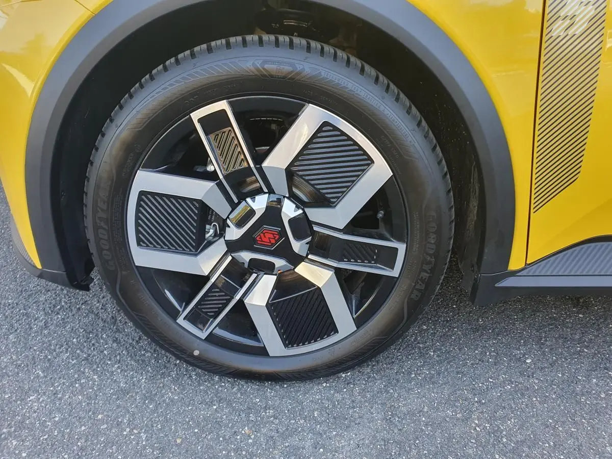 Gros plan sur la jante alliage diamantée noir 18'' techno de la Renault R5 E-TECH jaune pop, côté droit.