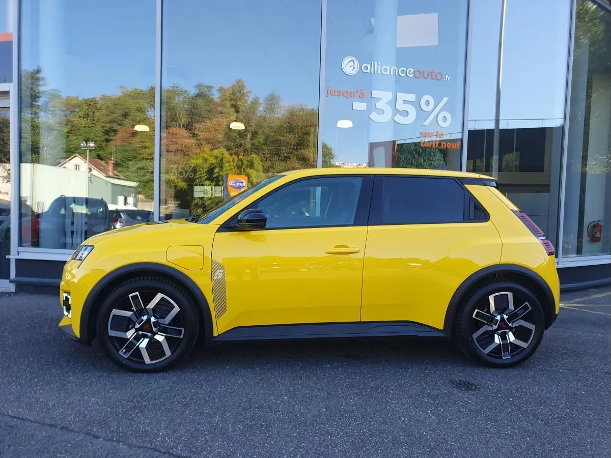 Profil droit d'une Renault R5 E-TECH jaune pop avec jantes alliage noir et détails noirs contrastants.