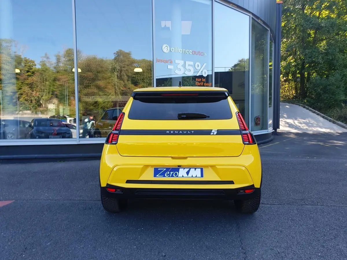 Vue arrière d'une Renault R5 E-TECH jaune pop avec feux LED verticaux et lunette arrière surteintée.