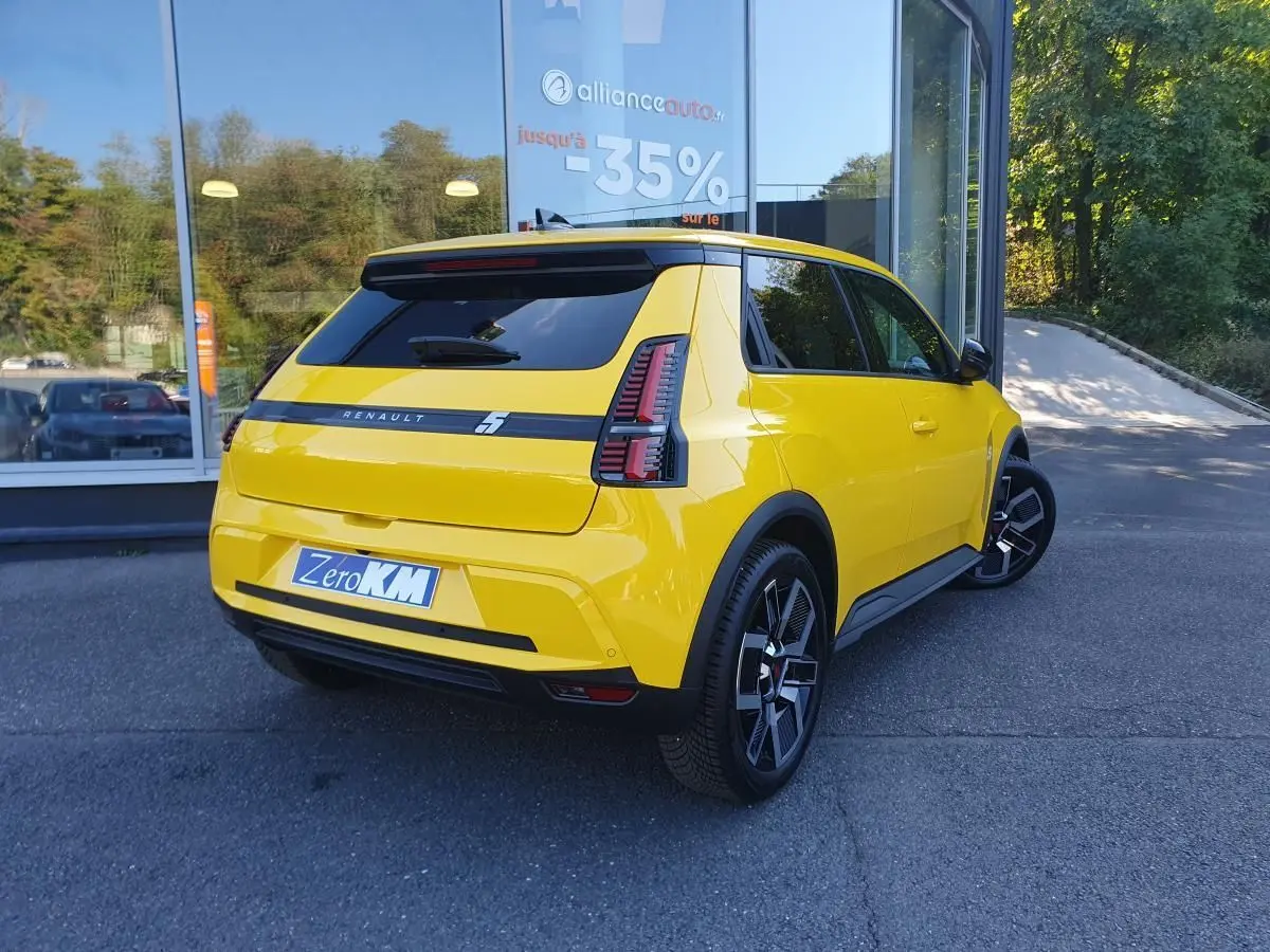 Vue 3/4 arrière droite de la Renault R5 E-TECH jaune pop avec jantes alliage noir 18'' et vitres surteintées.