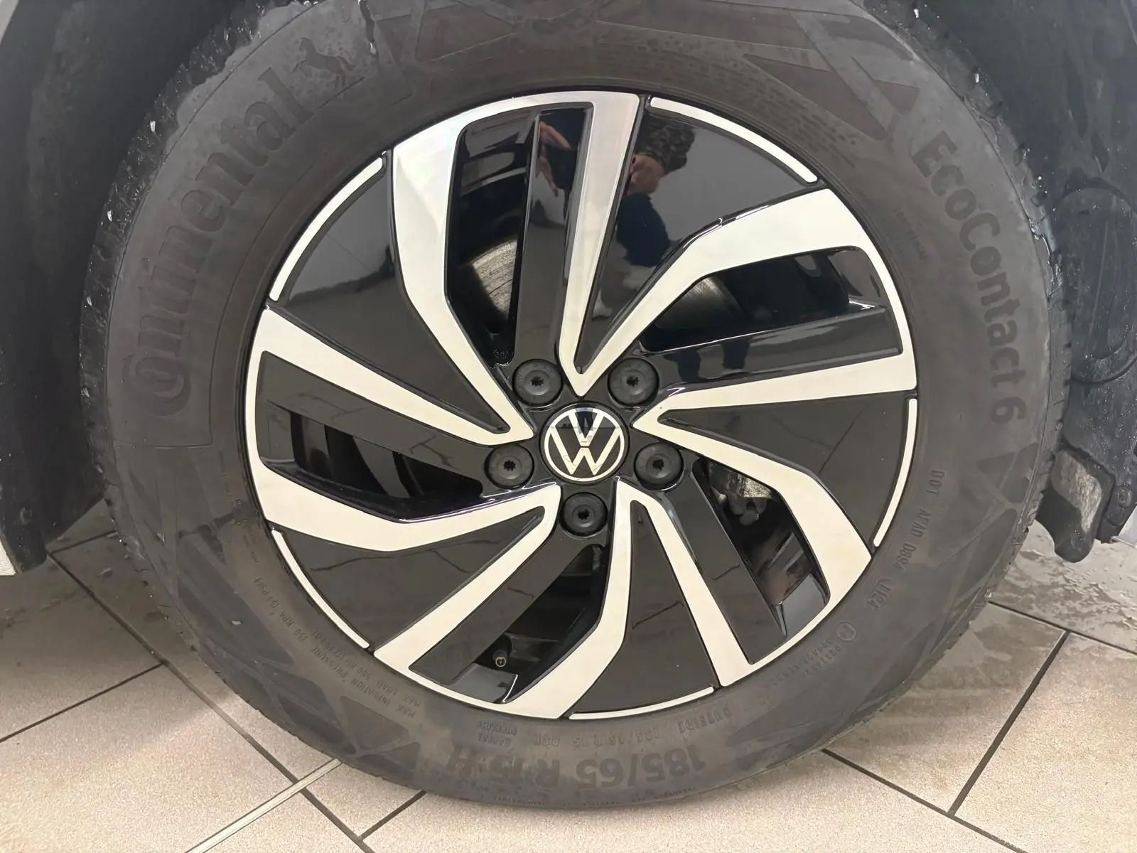 Gros plan sur la jante noire et argentée d'une Volkswagen Polo 2024 en peinture métallisée Reflet d'argent.