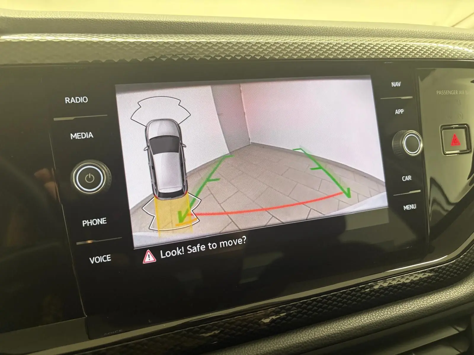 Écran de la caméra de recul du Volkswagen Polo 2024 en Reflet d'argent, affichant les aides au stationnement.