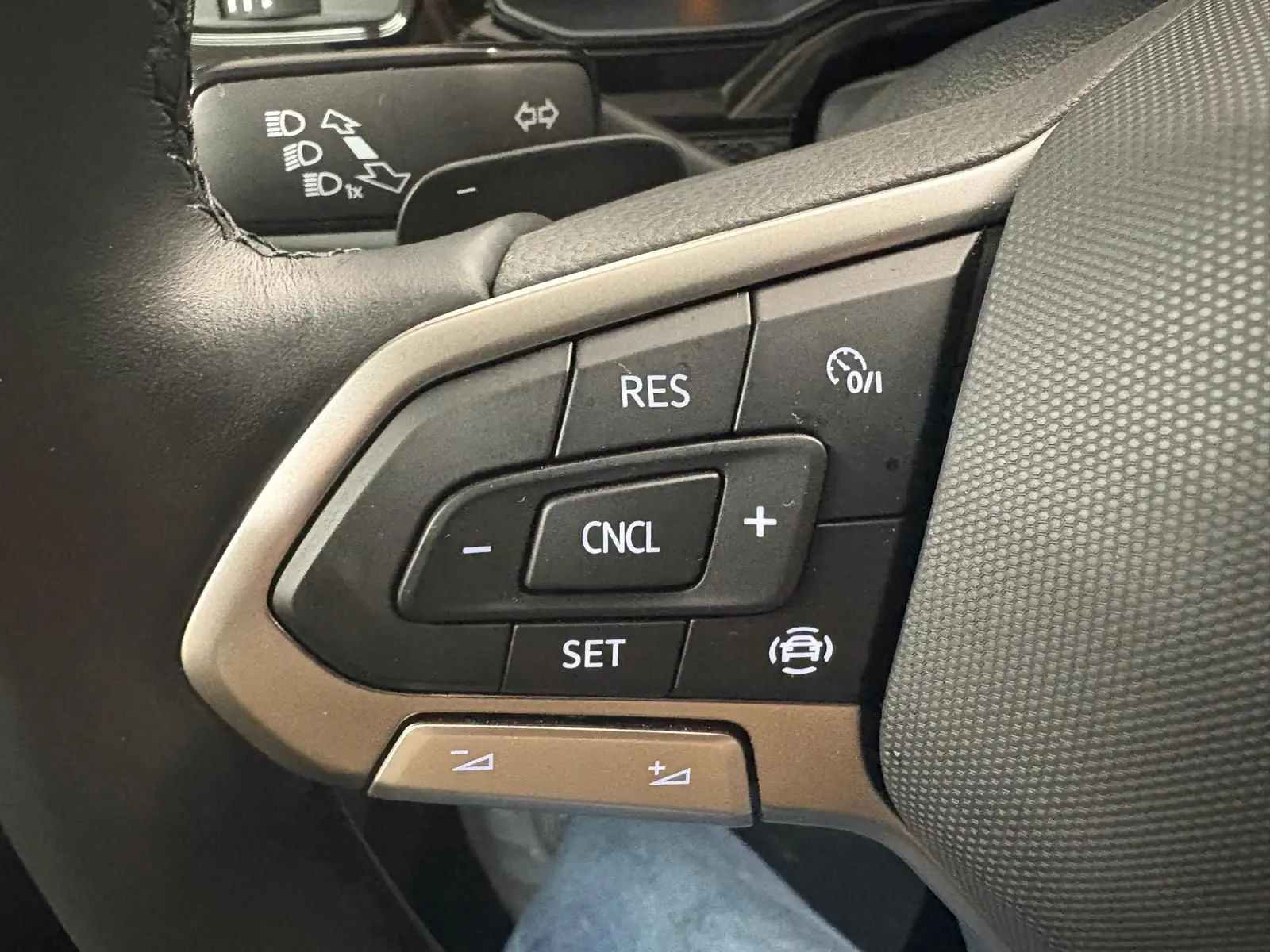 Gros plan sur les commandes au volant du Volkswagen Polo 2024, finition Life, avec boutons de régulateur de vitesse.