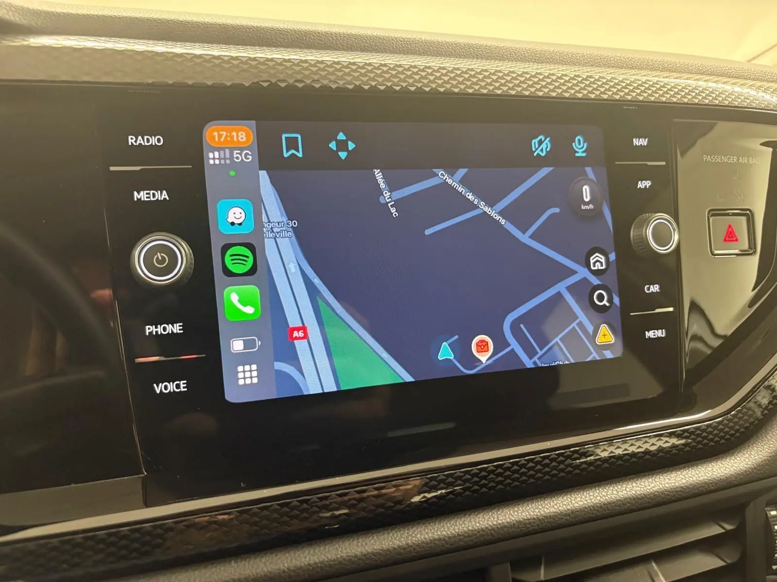 Écran tactile central affichant la navigation, tableau de bord intérieur d'une Volkswagen Polo 2024 finition Life.