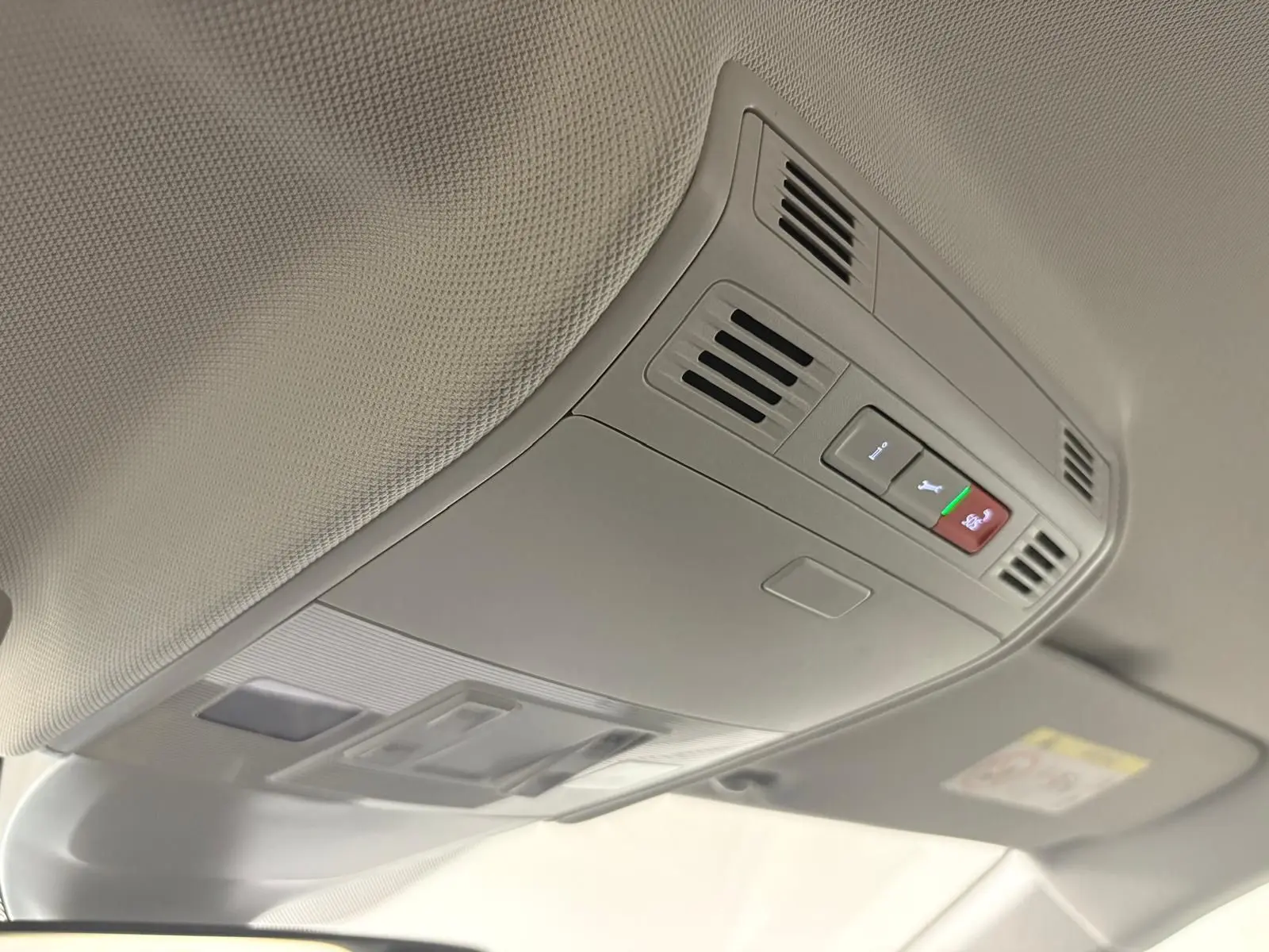 Vue intérieure du plafonnier gris clair avec commandes d'assistance et ventilation sur Volkswagen Polo 2024.