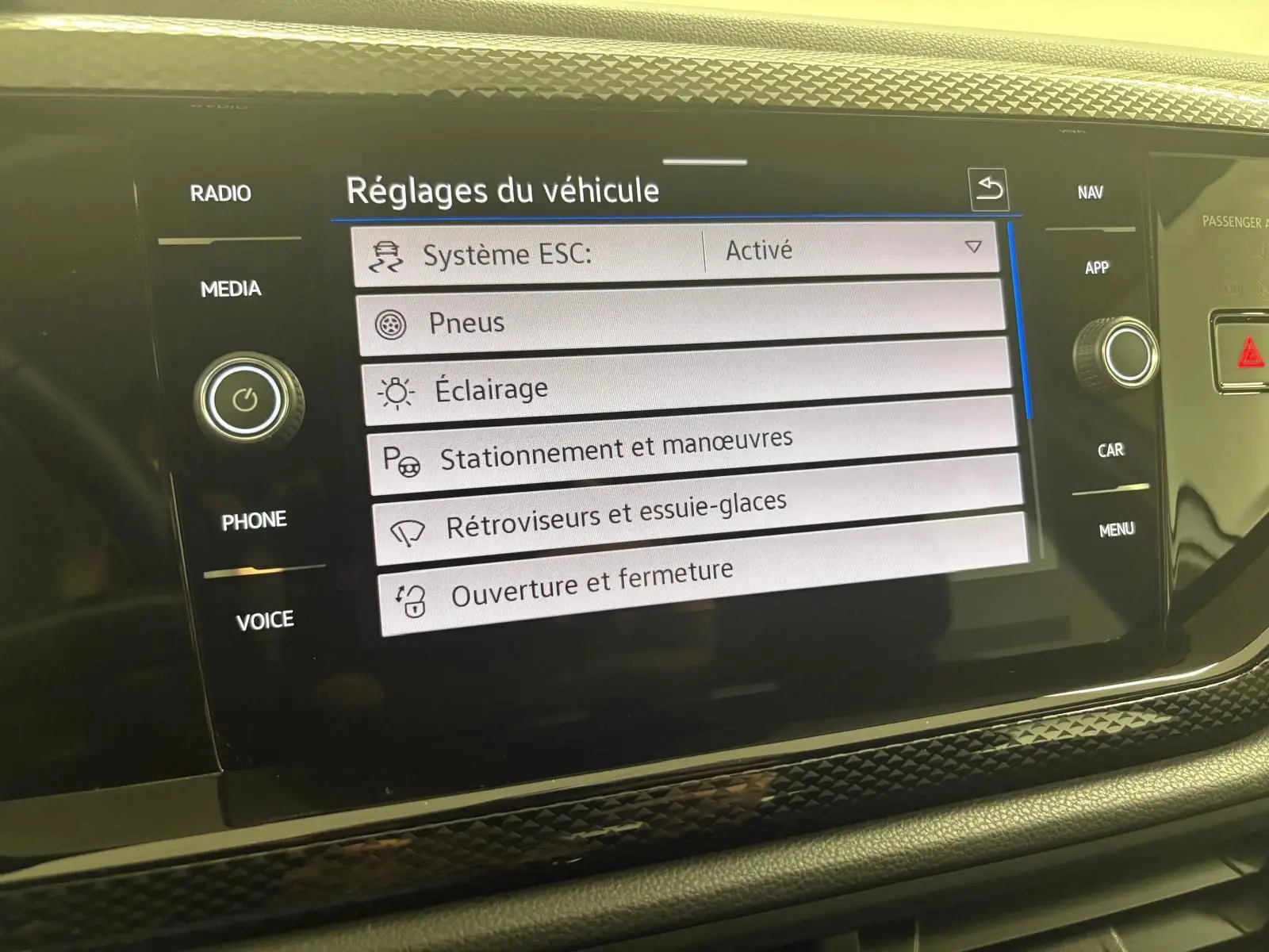 Écran tactile central affichant les réglages du véhicule Volkswagen Polo 2024, intérieur noir moderne.