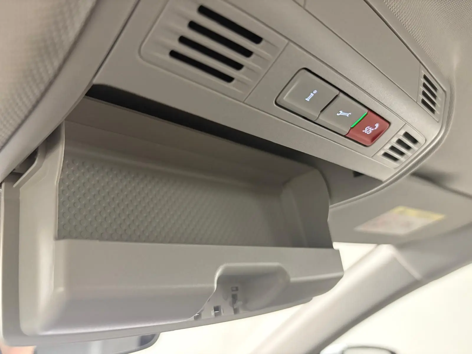 Rangement ouvert au plafond avec commandes d'assistance dans l'habitacle gris clair d'une Volkswagen Polo 2024.