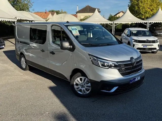 Vue rapprochée de la porte avant droite gris Highland du Renault Trafic Cabine Approfondie 2025 avec haut-parleur intégré.