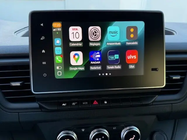 Intérieur du coffre arrière d'un Renault Trafic cabine approfondie gris Highland, vue en plongée vers l'avant.