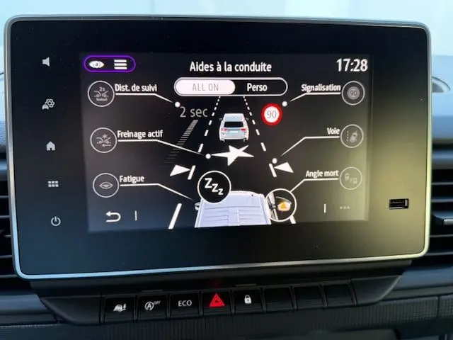 Intérieur côté passager du Renault Trafic cabine approfondie 2025, avec tableau de bord moderne et levier de vitesses manuel.