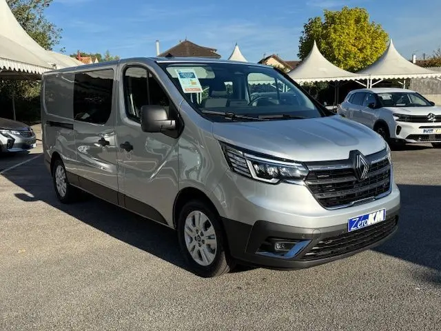 Gros plan sur la roue avant gauche du Renault Trafic cabine approfondie gris Highland avec jante argentée.